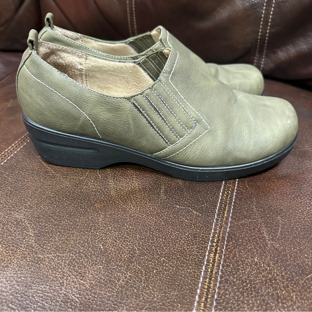 INGARO‎ CLAIRE Womens size 8.5M Olive GREEN SlipOn Mule Clogs SLIP RESISTANT